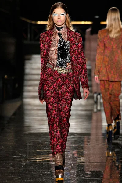Look 28